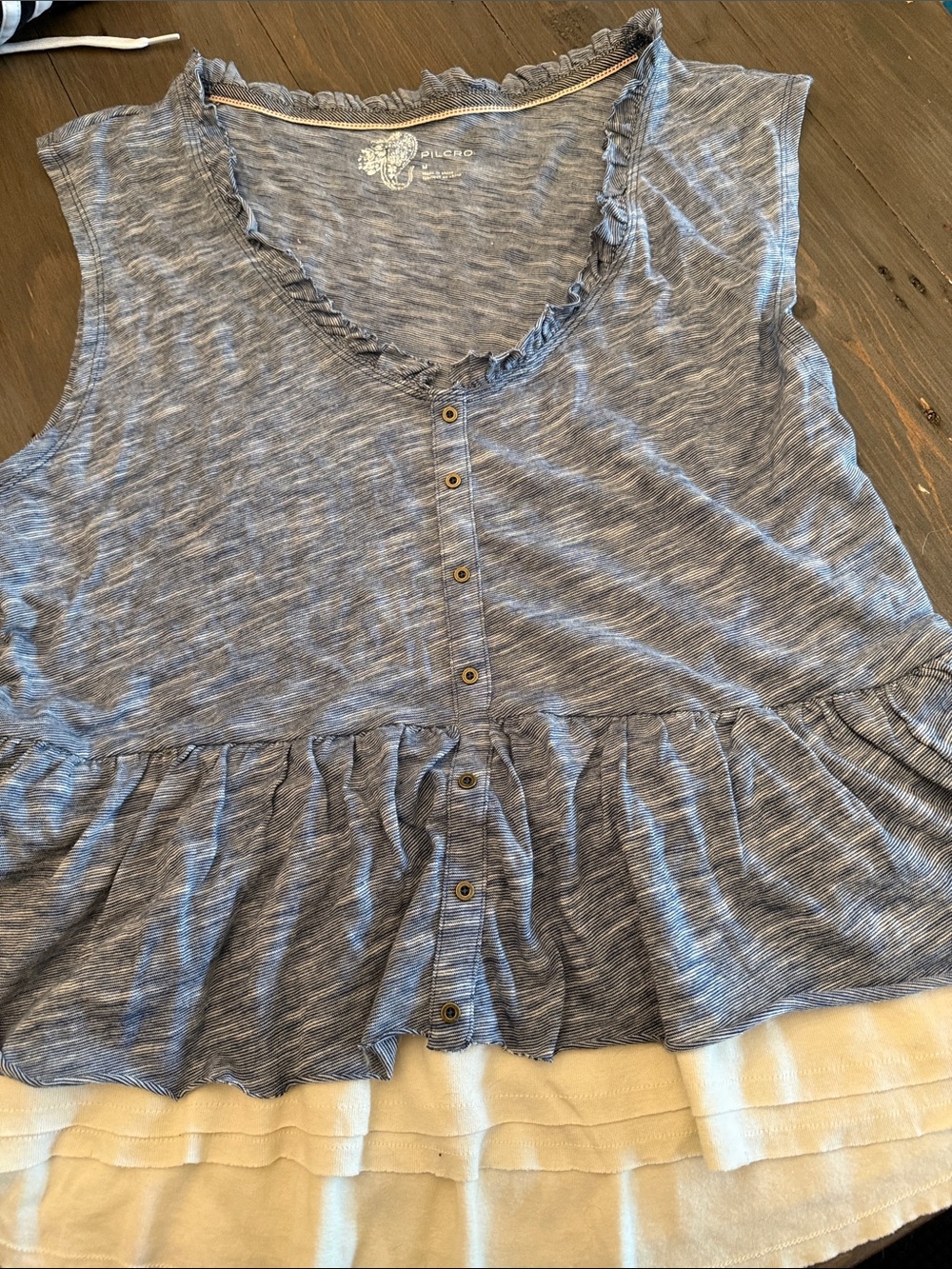 Pilcro Heathered Blue Ruffle-Hem Button Tank
Size med